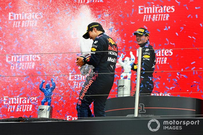 Podio: Gianpiero Lambiase, Ingeniero de carreras de Red Bull Racing, tercer lugar Sergio Pérez, Red Bull Racing, y ganador de la carrera Max Verstappen, Red Bull Racing