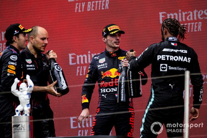Podio: segundo lugar Lewis Hamilton, Mercedes, Gianpiero Lambiase, ingeniero de carrera de Red Bull Racing, ganador Max Verstappen, Red Bull Racing, tercer lugar Sergio Pérez, Red Bull Racing