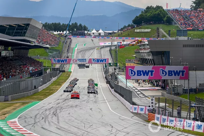 Max Verstappen, Red Bull Racing RB16B,Lando Norris, McLaren MCL35M, al inicio