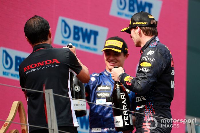 Podio: Toyoharu Tanabe, Director técnico F1 Honda, ganador Max Verstappen, Red Bull Racing , tercer lugar Lando Norris, McLaren