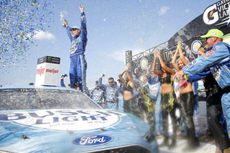 1. Kevin Harvick, Stewart-Haas Racing, Ford Fusion Busch Light / Mobil 1