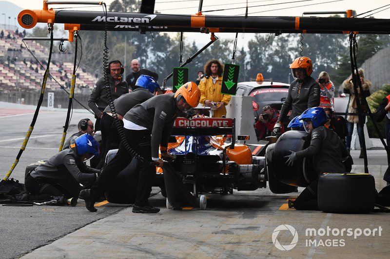 Carlos Sainz Jr., McLaren MCL34, s'arrête au stand