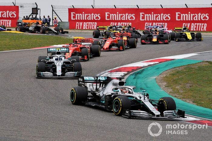 Lewis Hamilton, Mercedes AMG F1 W10, por dlante de Valtteri Bottas, Mercedes AMG W10 al inicio de la carrera