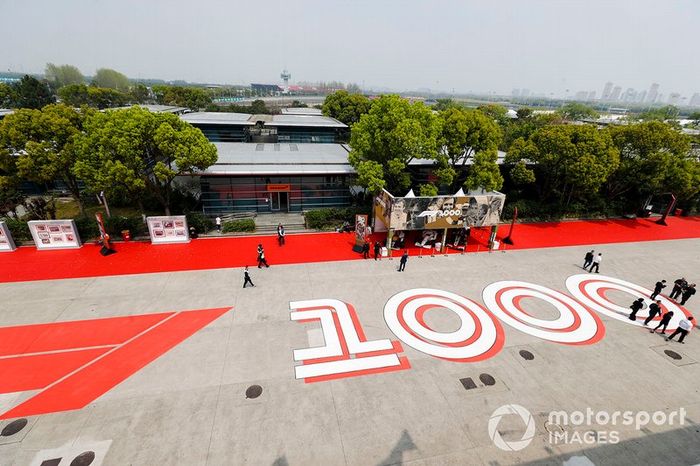 Coche y logo de las 1.000 carreras de la F1