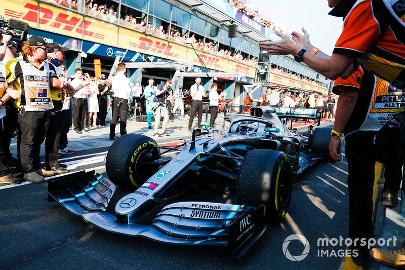 Le vainqueur Valtteri Bottas, Mercedes AMG W10, arrive dans le Parc Fermé