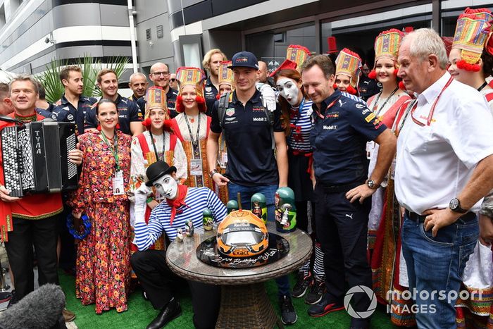 Max Verstappen, Red Bull Racing celebra su cumpleaños con Christian Horner, Red Bull Racing Team Principal y Dr Helmut Marko, Red Bull Motorsport 