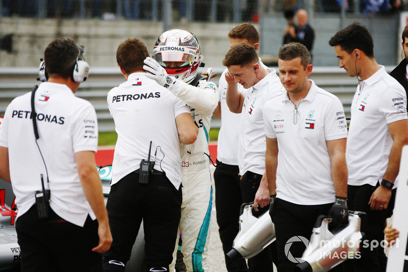 Ganador de la pole Lewis Hamilton, Mercedes AMG F1 celebra en Parc Ferme