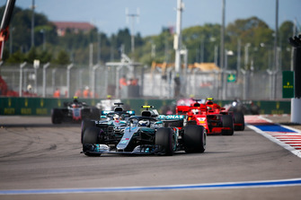 Valtteri Bottas, Mercedes AMG F1 W09, devant Lewis Hamilton, Mercedes AMG F1 W09, et Sebastian Vettel, Ferrari SF71H