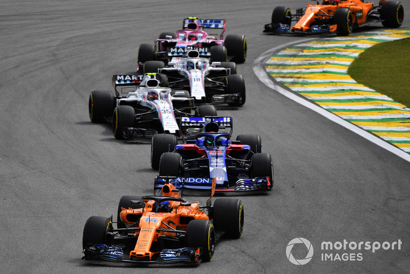 Fernando Alonso, McLaren MCL33 leads Brendon Hartley, Scuderia Toro Rosso STR13, Sergey Sirotkin, Williams FW41, Lance Stroll, Williams FW41 and Esteban Ocon, Racing Point Force India VJM11 