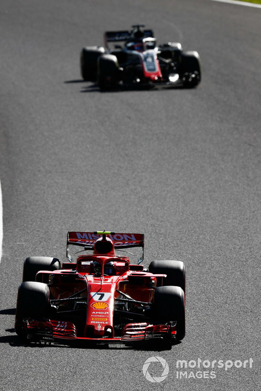 Kimi Raikkonen, Ferrari SF71H, precede Romain Grosjean, Haas F1 Team VF-18