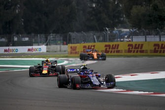 Pierre Gasly, Scuderia Toro Rosso STR13, Max Verstappen, Red Bull Racing RB14 and Stoffel Vandoorne, McLaren MCL33 battle