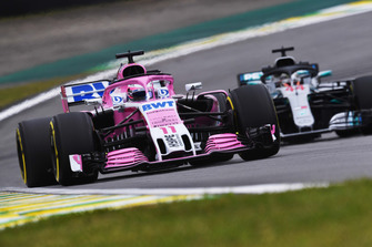 Sergio Perez, Racing Point Force India VJM11 et Lewis Hamilton, Mercedes AMG F1 W09 EQ Power+