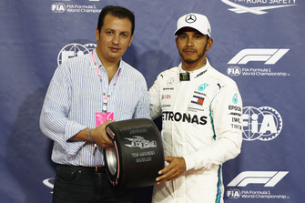 Lewis Hamilton, Mercedes AMG F1, festeggia dopo aver conquistato la pole position