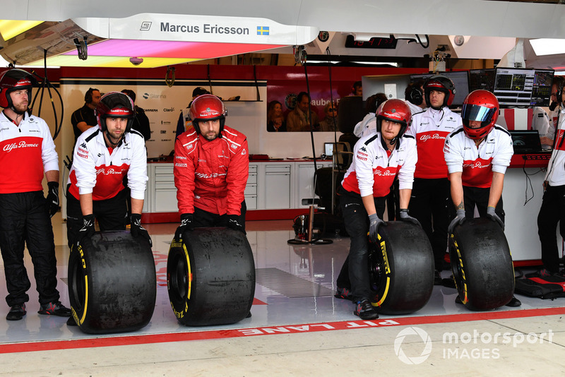 Meccanici Alfa Romeo Sauber F1 Team e pneumatici Pirelli