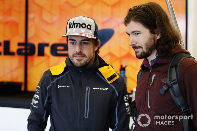 Fernando Alonso, McLaren, avec le pilote d'IndyCar, JR Hildebrand dans le garage.