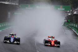 Felipe Nasr, Sauber C35; Sebastian Vettel, Ferrari SF16-H