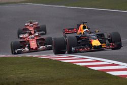 Daniel Ricciardo, Red Bull Racing RB13, leads Sebastian Vettel, Ferrari SF70H, and Kimi Raikkonen, F