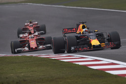 Daniel Ricciardo, Red Bull Racing RB13; Sebastian Vettel, Ferrari SF70H; Kimi Räikkönen, Ferrari SF7