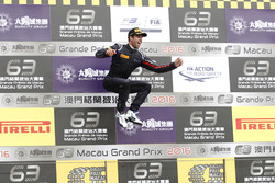 Podium: Le vainqueur António Félix da Costa, Carlin Dallara Volkswagen
