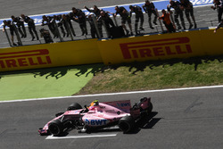 Esteban Ocon, Sahara Force India VJM10 passe la ligne