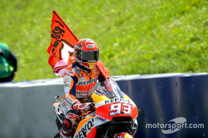 Mesmo em 2º, Marc Márquez comemorou. Ele lidera o campeonato agora com uma diferença de 16 pontos para o próprio Dovizioso.