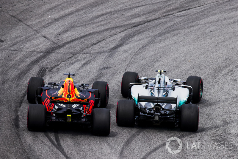 Valtteri Bottas, Mercedes AMG F1 W08, Daniel Ricciardo, Red Bull Racing RB13