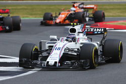 Lance Stroll, Williams FW40, Fernando Alonso, McLaren MCL32