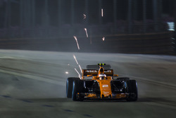 Stoffel Vandoorne, McLaren MCL32, throws up sparks