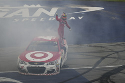 Race winner Kyle Larson, Chip Ganassi Racing Chevrolet