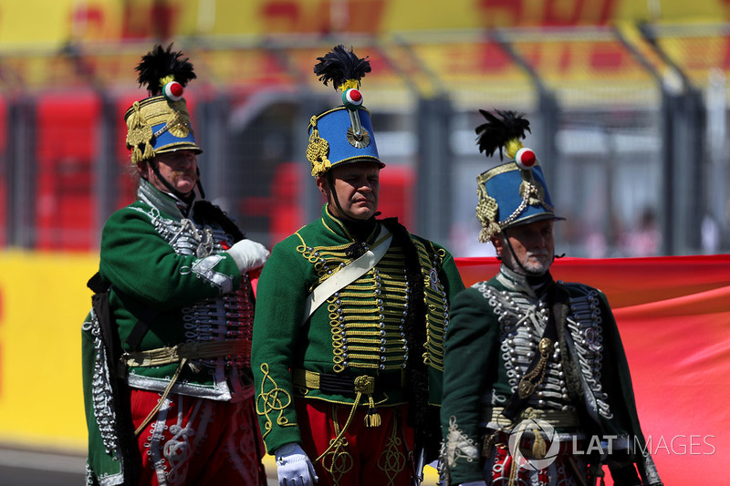 Pilotos durante el himno