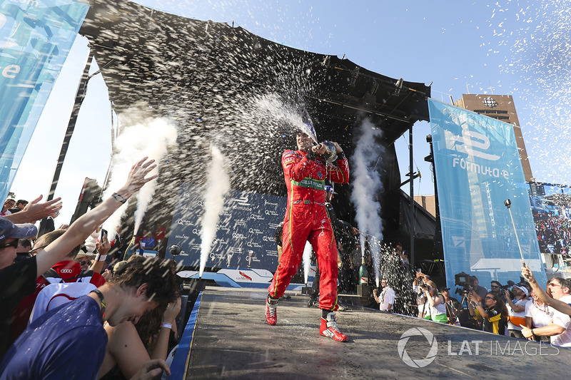 Lucas di Grassi, ABT Schaeffler Audi Sport, celebra en el podio