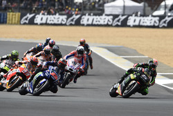 Жоан Зарко, Monster Yamaha Tech 3, обгоняет Маверика Виньялеса, Yamaha Factory Racing