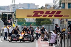 Red Bull Racing mecánica empuja el coche de Red Bull Racing RB13 al pitlane