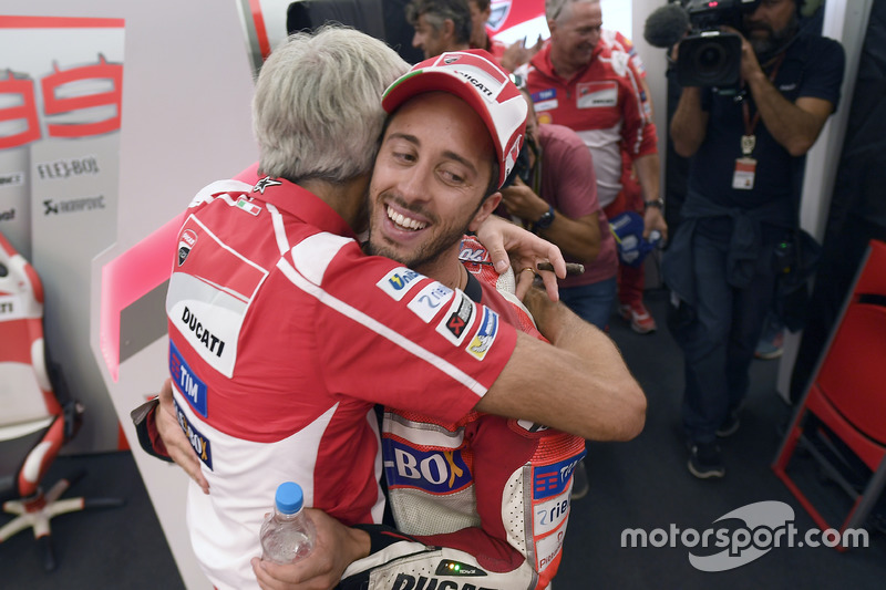 Andrea Dovizioso y Gigi Dall'Igna se abrazan tras la victoria de Ducati en Silverstone