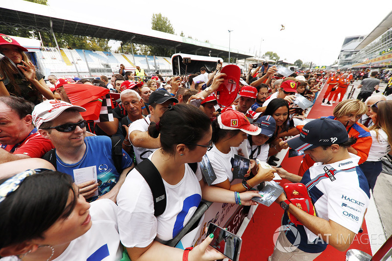 Felipe Massa, Williams, meets dedicated Italian fans