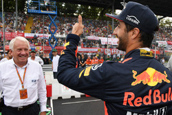 Daniel Ricciardo, Red Bull Racing and Charlie Whiting, FIA Delegate
