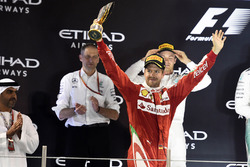 Podio: tercer lugar Sebastian Vettel, Ferrari