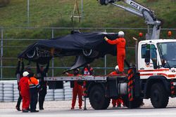 Marshals recover the Jolyon Palmer, Renault Sport F1 Team RS17