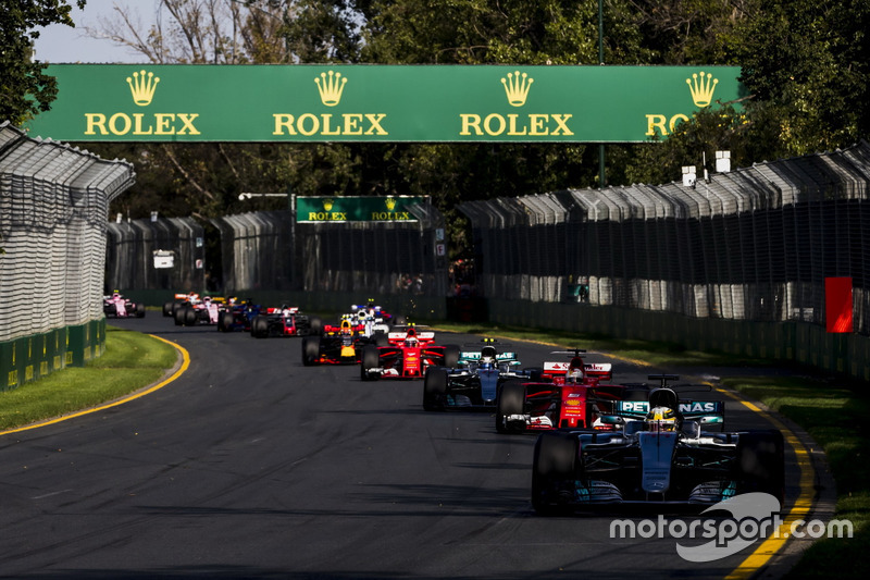 Lewis Hamilton, Mercedes AMG F1 W08, leads Sebastian Vettel, Ferrari SF70H, Valtteri Bottas, Mercedes AMG F1 W08, and the rest of the field