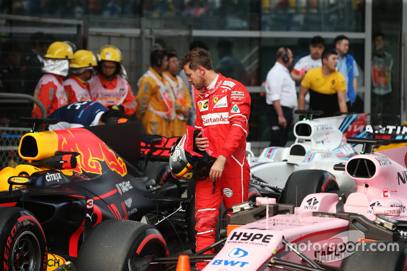Гран Прі Китаю. Себастьян Феттель, Ferrari, та Red Bull Racing RB13 у закритому парку