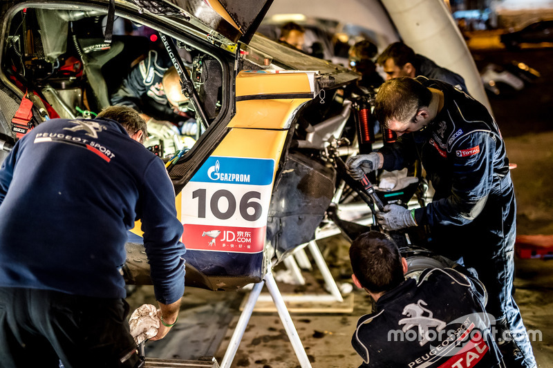 Mechaniker am #106 Peugeot Sport Peugeot 3008 DKR: Stéphane Peterhansel, Jean-Paul Cottret