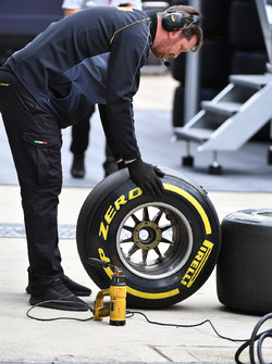 Инженеры Pirelli с шинами