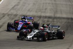 Kevin Magnussen, Haas F1 Team VF-17, Daniil Kvyat, Scuderia Toro Rosso STR12