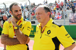 Сириль Абитбуль, управляющий директор Renault Sport F1 и Фредерик Вассёр, гоночный директор Renault