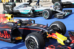 1. Lewis Hamilton, Mercedes AMG F1; 3. Daniel Ricciardo, Red Bull Racing