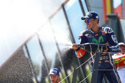 Podium: derde plaats Jorge Lorenzo, Yamaha Factory Racing viert met champagne