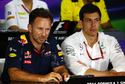 Christian Horner, teambaas Red Bull Racing en Toto Wolff, teambaas Mercedes AMG F1 in de persconfere
