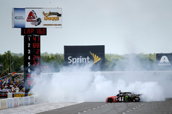 Race winner Kurt Busch, Stewart-Haas Racing Chevrolet