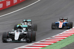 Ніко Росберг, Mercedes AMG F1 W07 Hybrid попереду Льюіса Хемілтона, Mercedes AMG F1 W07 Hybrid