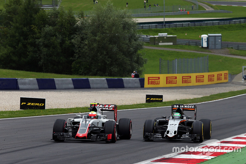 Esteban Gutierrez, Haas F1 Team VF-16 e Nico Hulkenberg, Sahara Force India F1 VJM09 lottano per la posizione